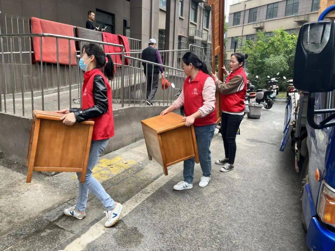 志愿服务助搬家 情暖征迁聚民心(图2)