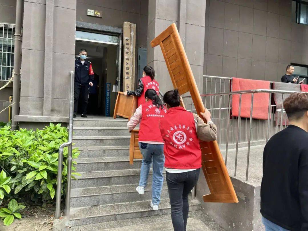 志愿服务助搬家 情暖征迁聚民心(图3)